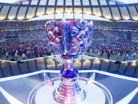 EDG赛训返图：Uzi站在Maokai身后认真听复盘